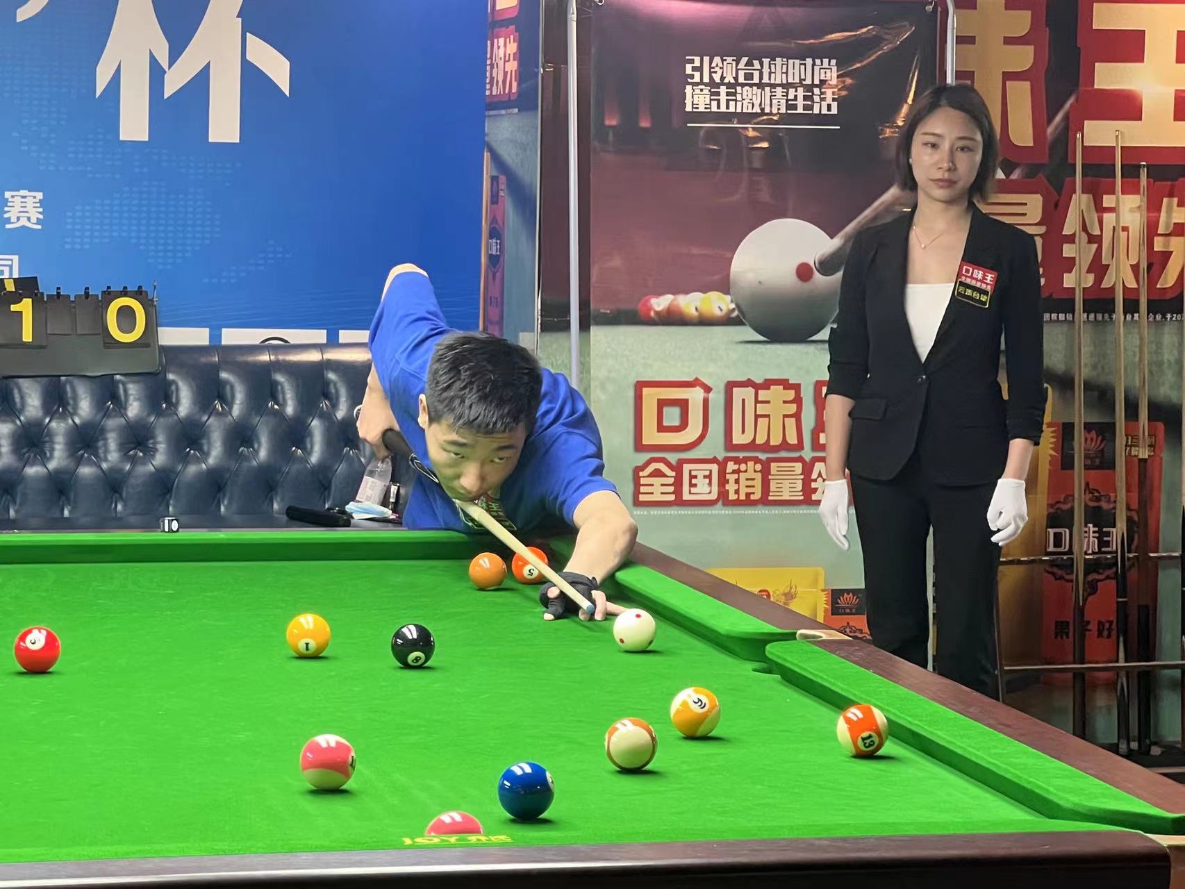 在接受采访 在接受采访